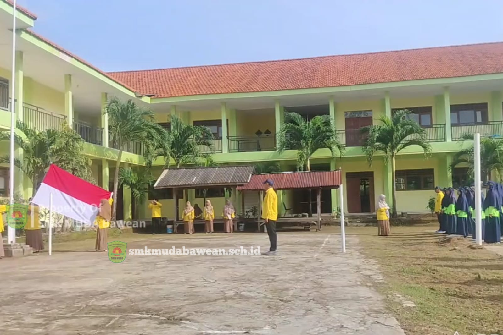 Upacara Hari Guru Nasional 2025 di SMK MUDA Bawean, Bapak Ibu Guru Menjadi Petugas Upacara Berjalan Dengan Lancar